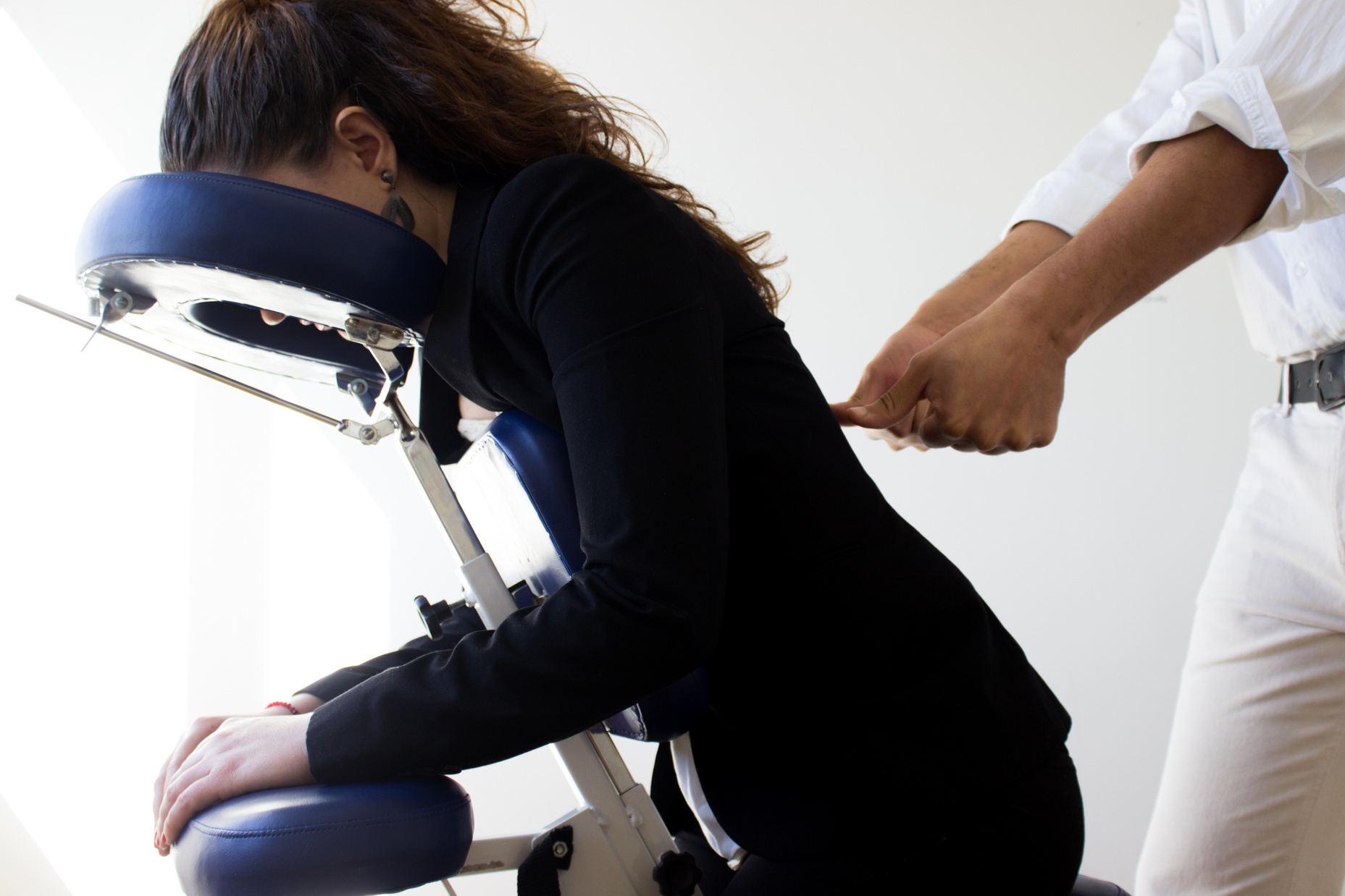 business woman receiving shiatsu on a quick massage chair
